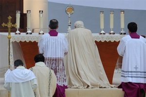 Bxvi adoring.jpg