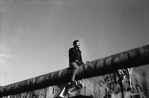 kid on Berlin Wall RDepardon.jpg