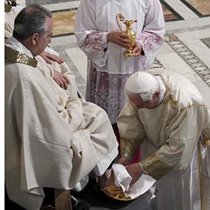Pope Benedict washes feet 2010.jpg