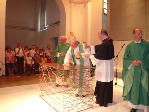 Cardinal Marx consecrating a dog cage