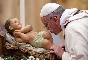 Francis kisses baby Jesus